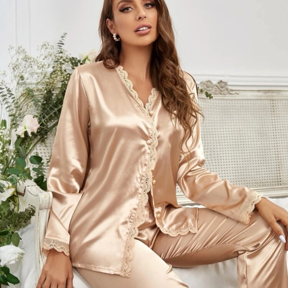 New Inventory 🔥Guipure Lace Trim Satin PJ Set🔥